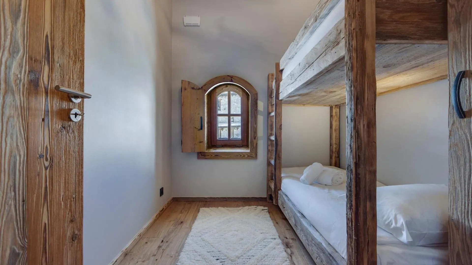 Appartement Neuf Avec Cheminee, Proche Pistes, Val D'Isere - Fr-1-567-102